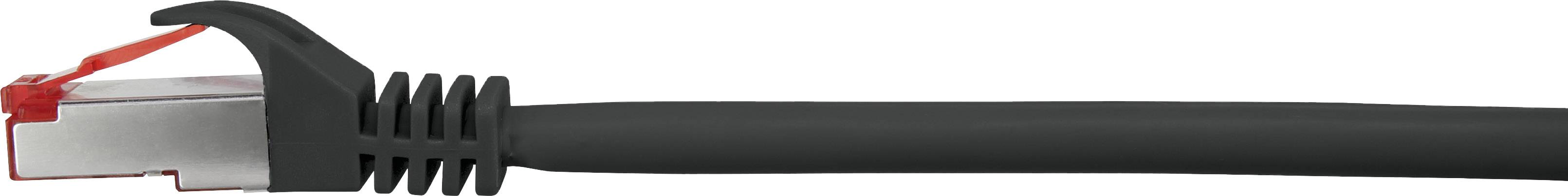 Ethernet-kábel fekete köpennyel és közelről fotózott ezüst-piros csatlakozóval.