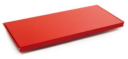 Piros, téglalap alakú fémlemez fehér háttérben, éles élekkel és sima felülettel.