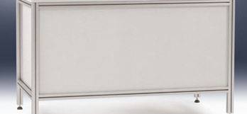 Egy téglalap alakú, modern fémasztal sima fehér felülettel.