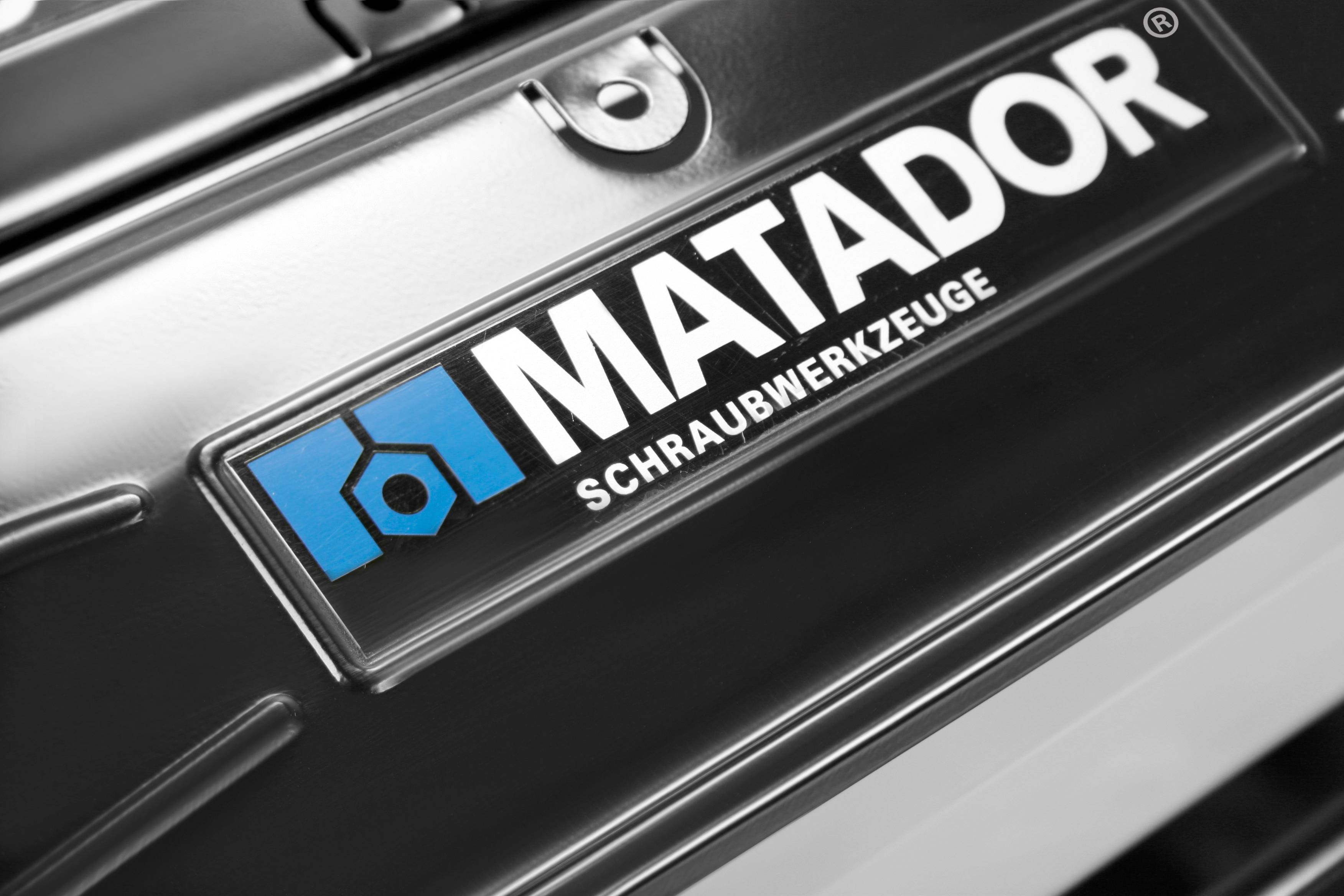 A MATADOR CSAVAROZÓ SZERSZÁMOK logója egy fémfelületen.