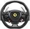 Egy fekete kormánykerék sárga emblémával a közepén és vezérlőgombokkal, amely egy sportautó kormánykerekére emlékeztet.