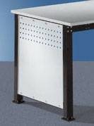 'FEKETE' asztalkonstrukció fehér fémpanellel az oldalán. Kék háttér és szőnyegpadló.