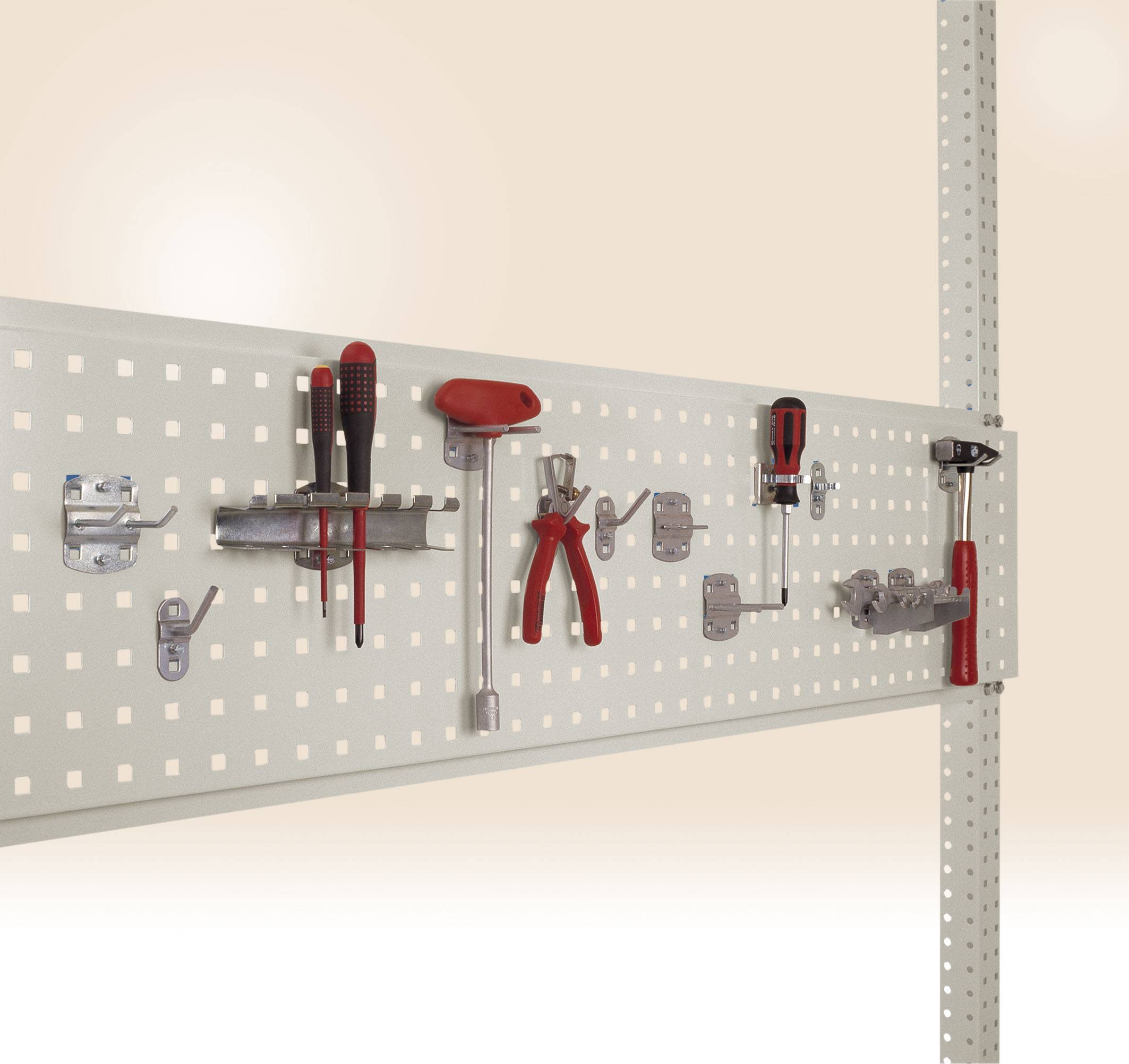 Szerszámfal akasztókkal és tartókkal; tartalmaz csavarhúzót, fogót és kalapácsot.