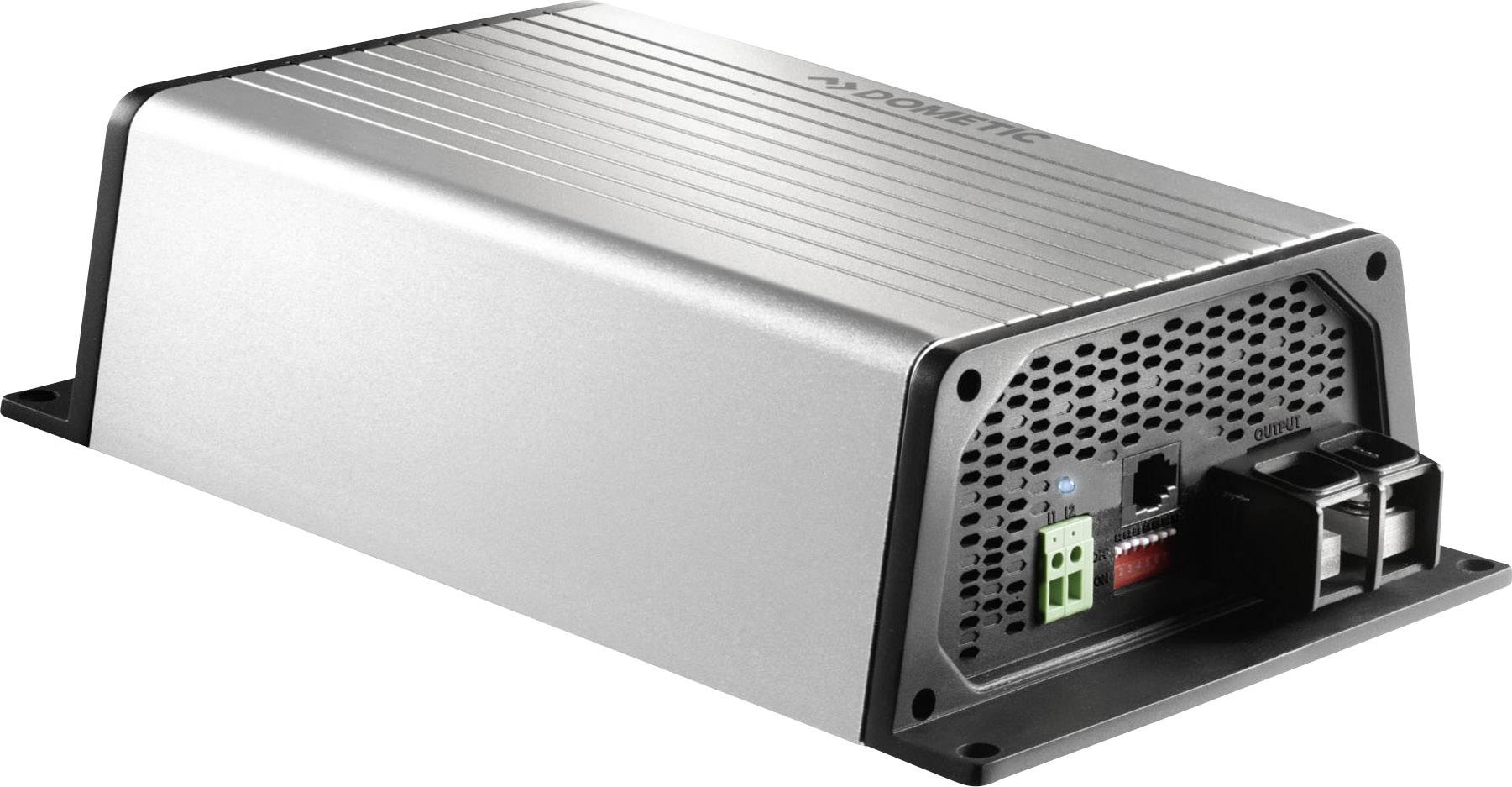 Téglalap alakú elektronikai eszköz ezüstös házban, fekete végekkel és több csatlakozóval az egyik oldalán.