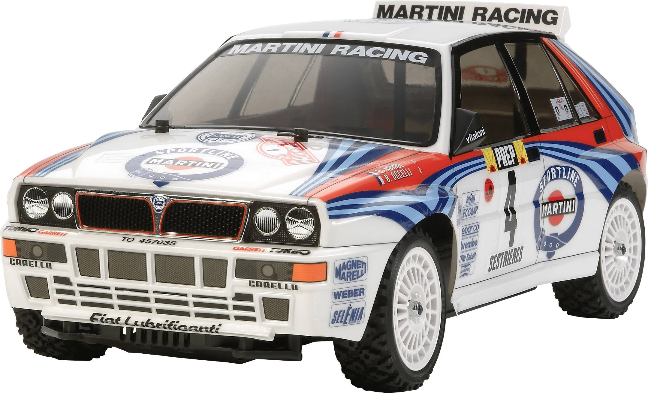 Egy rallóautó 'MARTINI RACING' felirattal és tarka fényezéssel. A feliratok között szponzori logók és a 4-es szám látható.