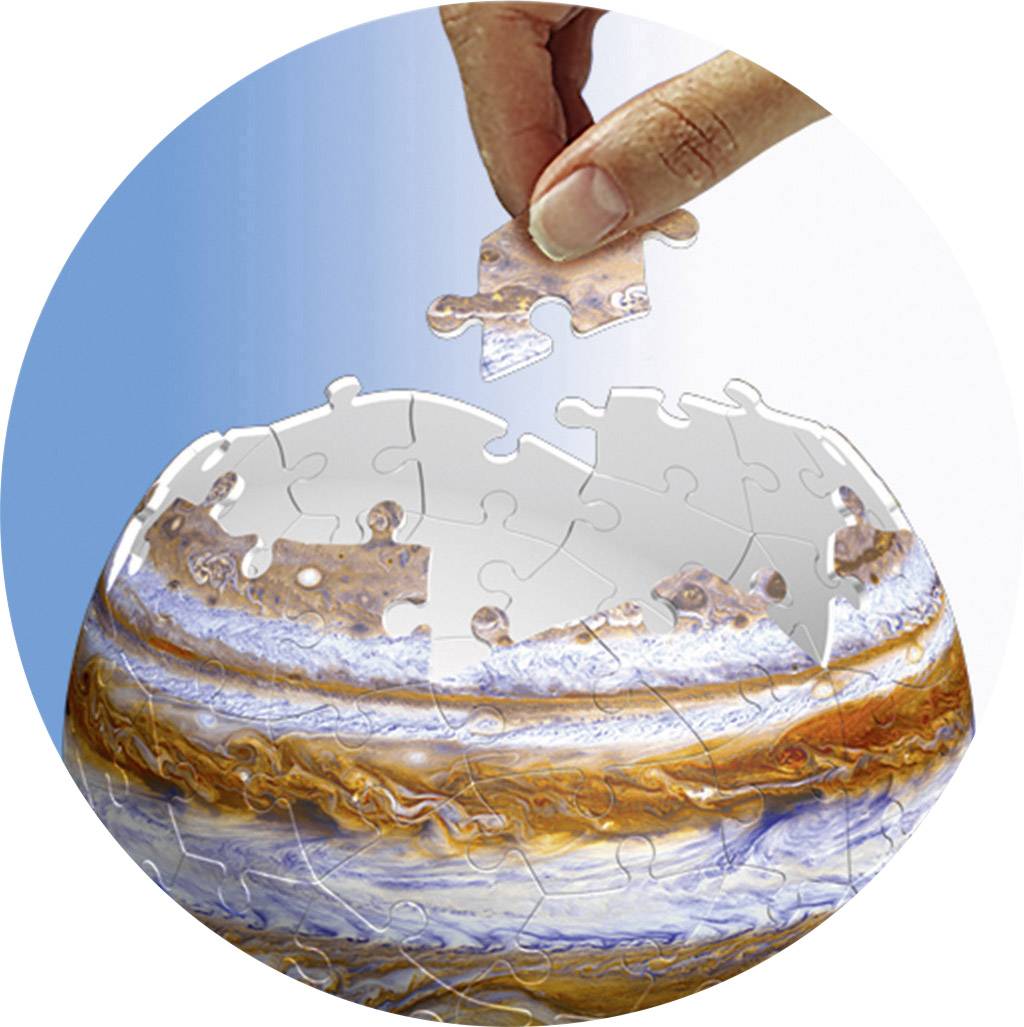 Egy kéz egy puzzle-darabot illeszt egy szinte teljesen kész gömbbe, amelynek képe egy Jupiterhez hasonló bolygót ábrázol.