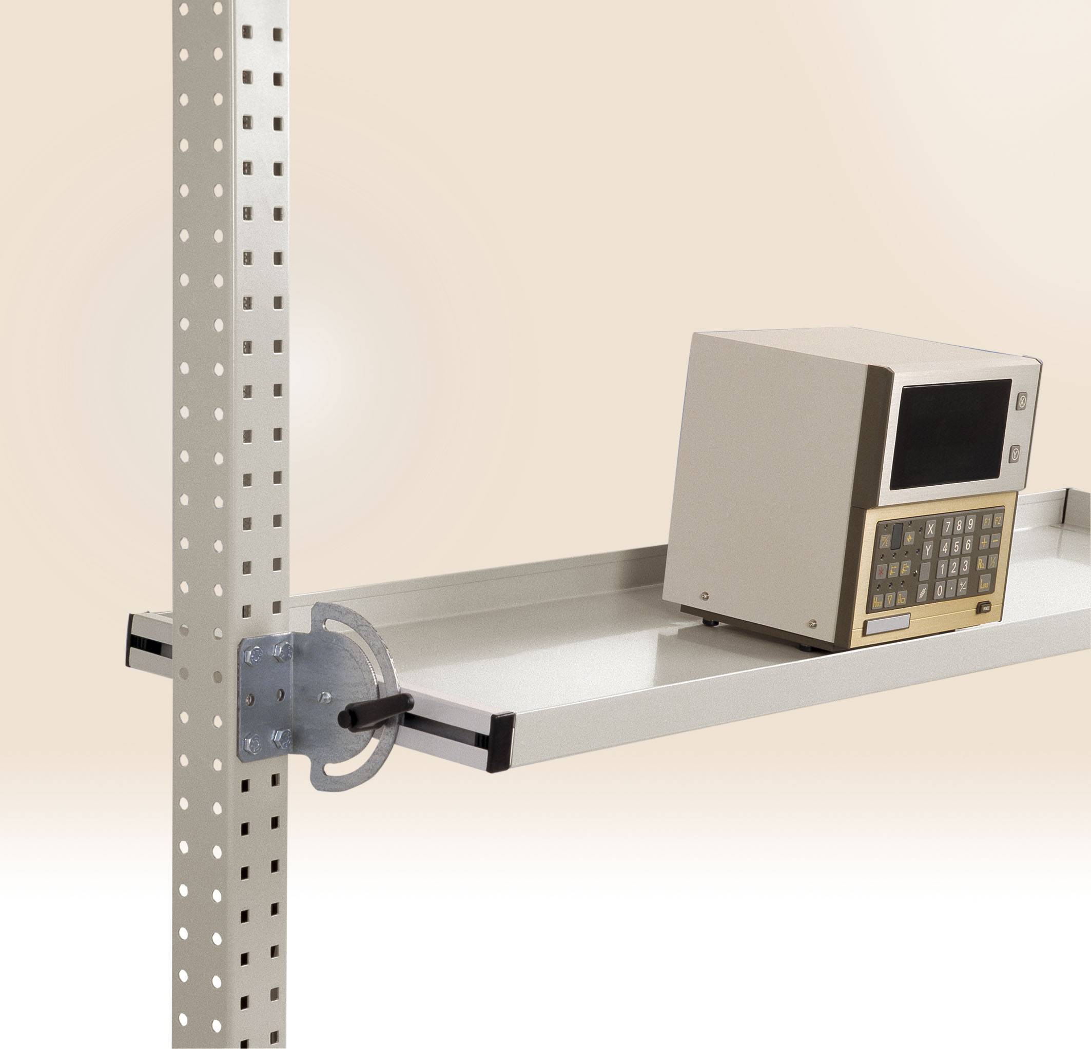 Fehér fémpolc egy elektronikus készülékkel a jobb oldalán, amelynek kezelőgombjai és kijelzője van.