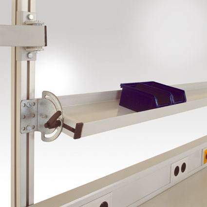 Egy fém polcállvány kék műanyag tárolóval, amely egy függőleges sínhez van rögzítve.