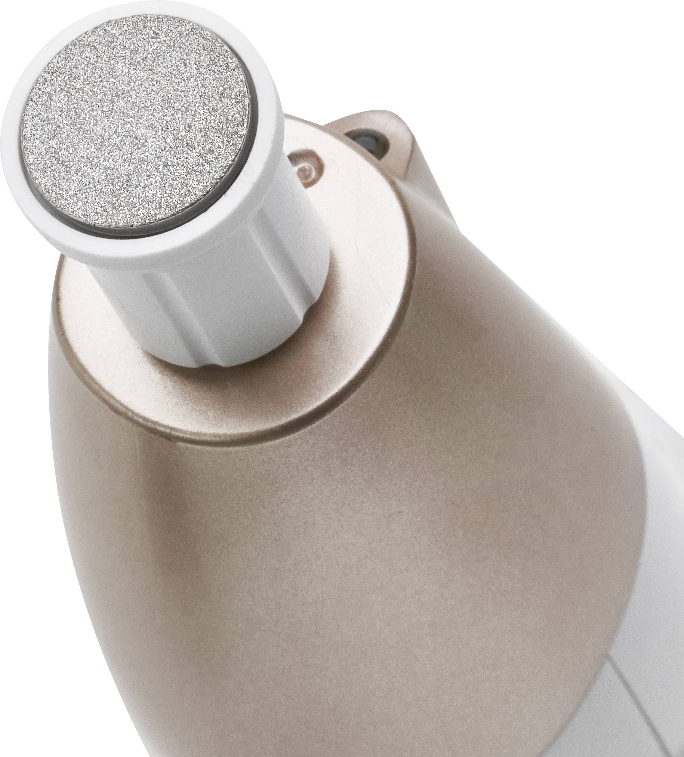 Egy elektromos talpreszelő közeli felvétele durva csiszolófelülettel és ergonomikus markolattal fehér és rózsaarany színben.