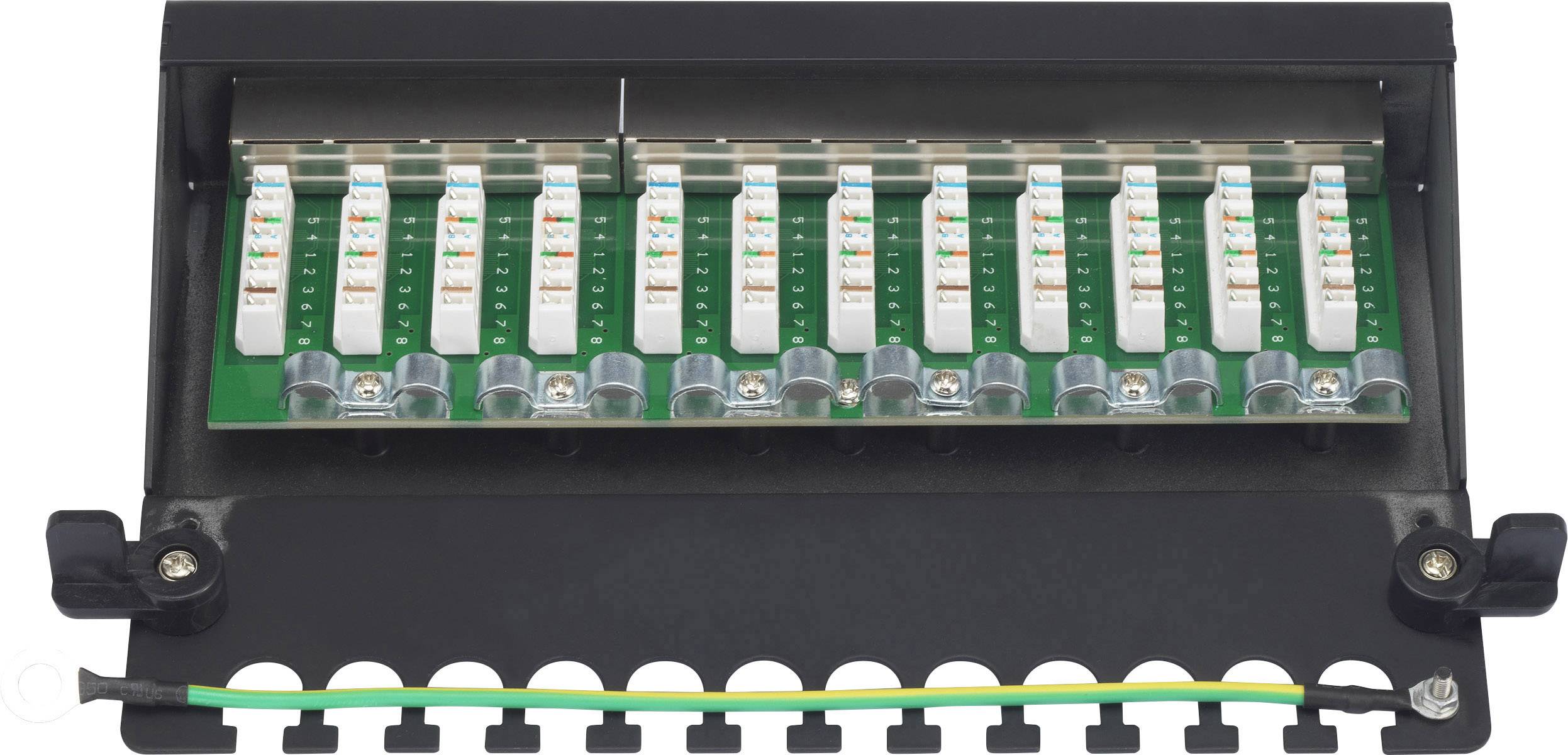 Egy 12 porttal rendelkező patch panel címkézett hálózati csatlakozókat mutat.