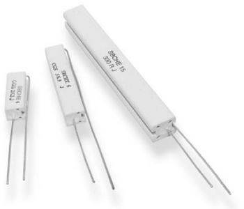 Három különböző méretű fehér ellenállás fémcsatlakozókkal, amelyeknek a felületén eltérő értékeket jelző feliratok vannak.