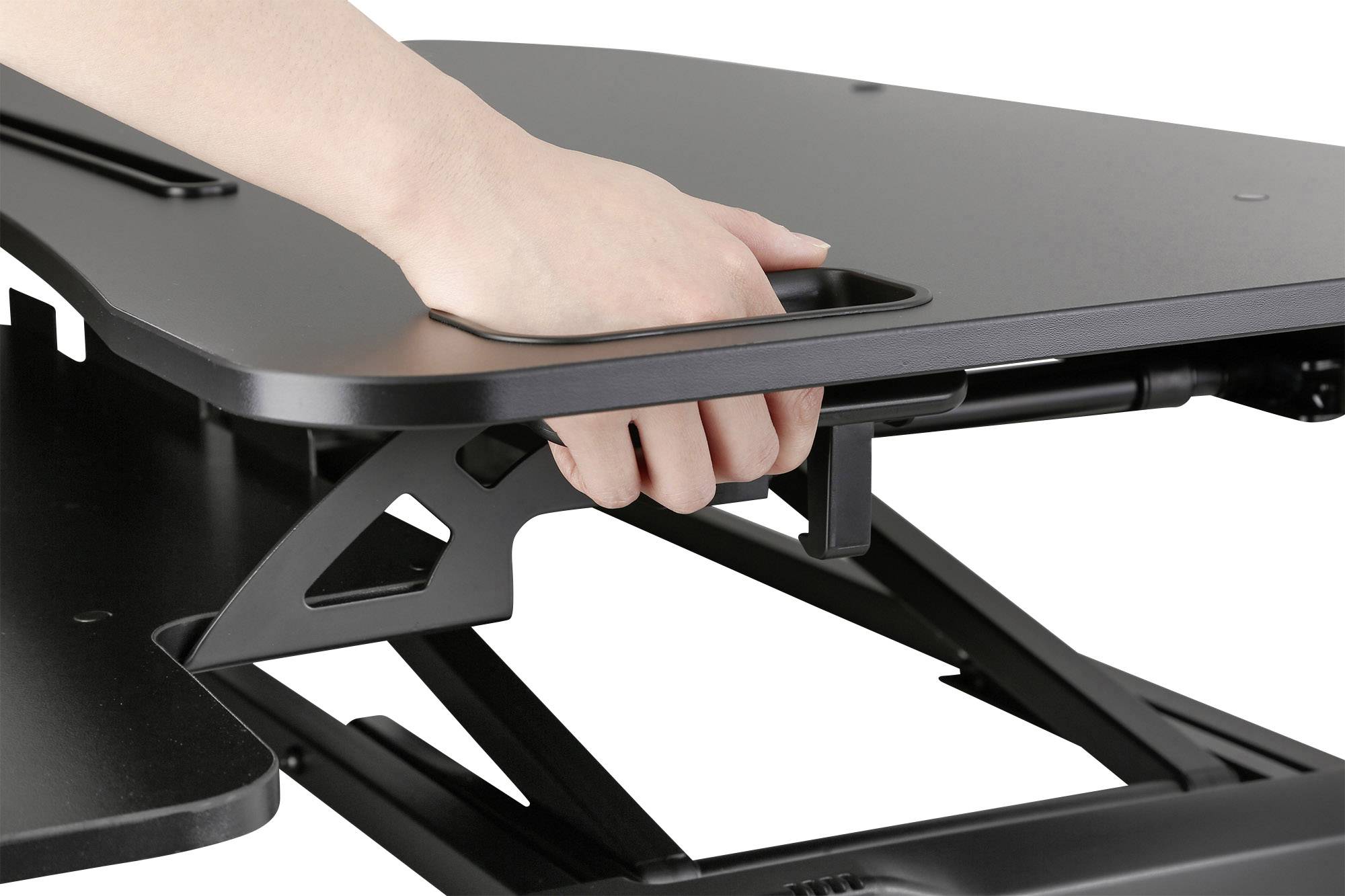 Egy kéz beállítja egy fekete íróasztali polc magasságát gázrugós mechanizmus segítségével.