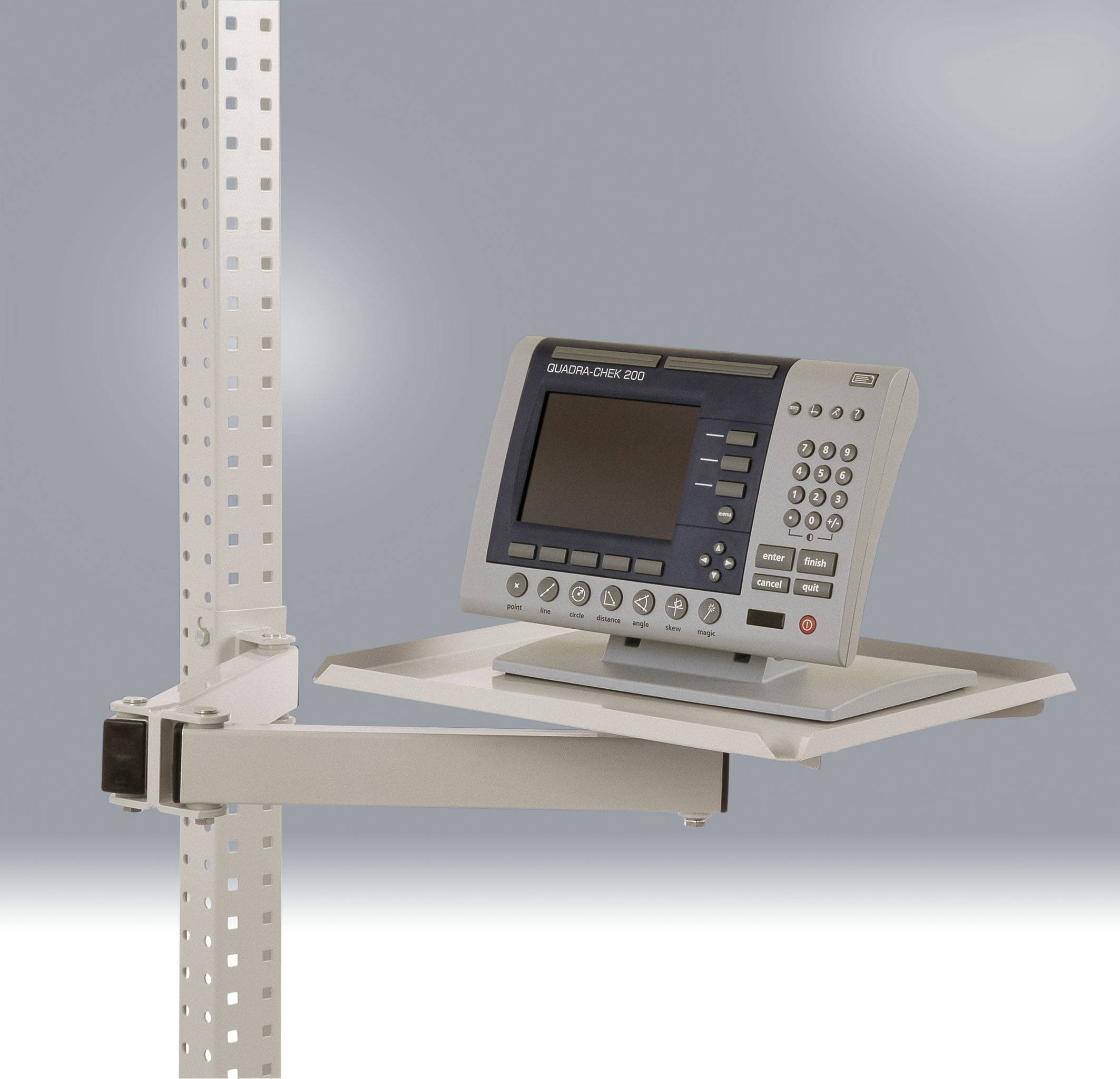 Egy monitor áll egy állítható fémkaron, egy perforált oszlopra szerelve, szürke háttér előtt.