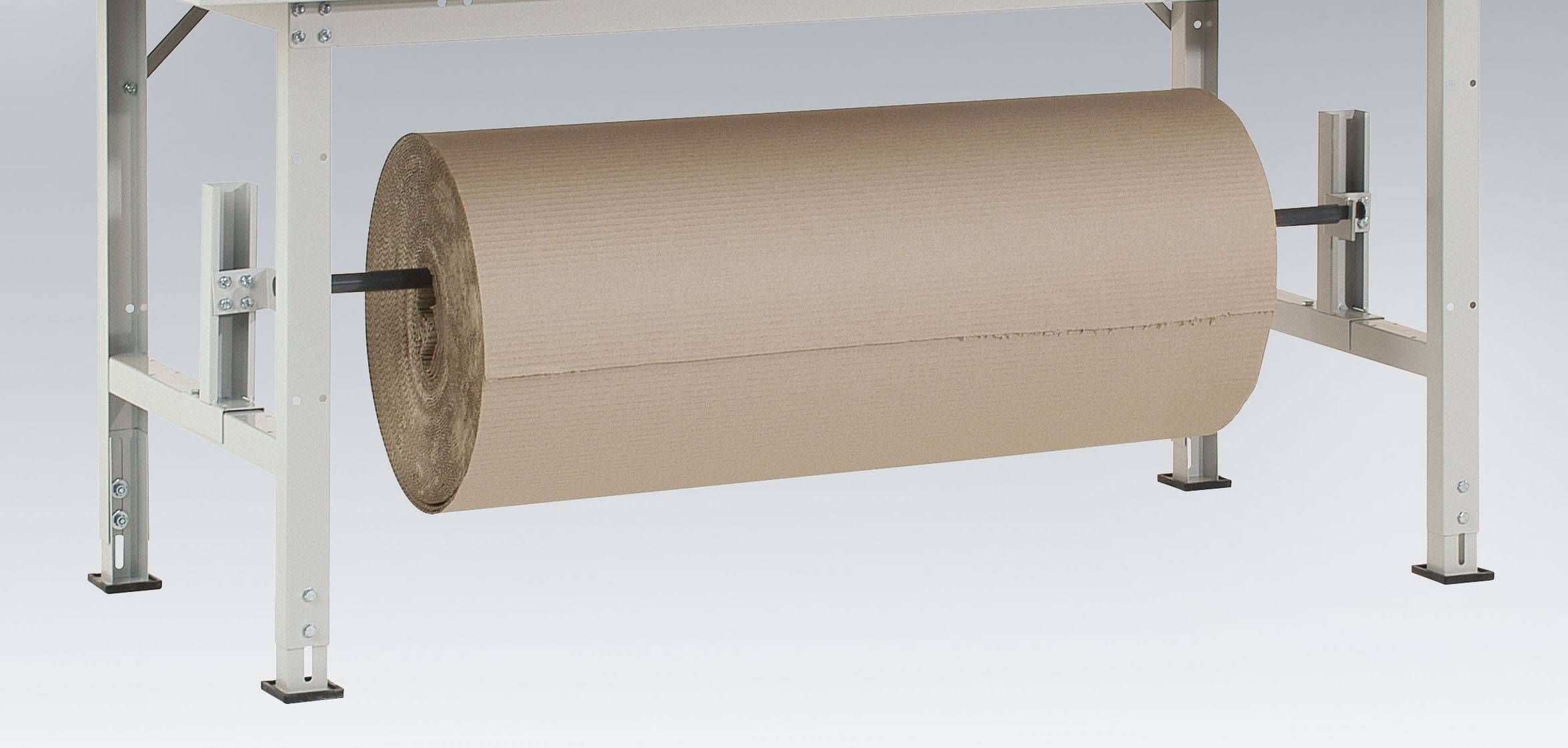 Egy nagy tekercs csomagolópapír egy adagoló eszközön, felkészülve a csomagolási folyamatokhoz.