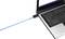 Egy laptop kék Ethernet-kábellel csatlakoztatva, amely a laptop jobb oldalán lévő hálózati adapterbe van dugva.