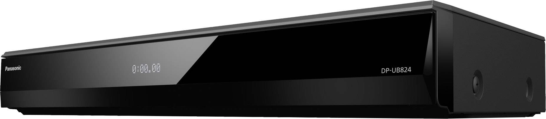 Fekete Panasonic Blu-ray lejátszó, DP-UB824-es modell, oldalnézetből. A készülék elején lévő digitális kijelzőn '0:06:00' látható.