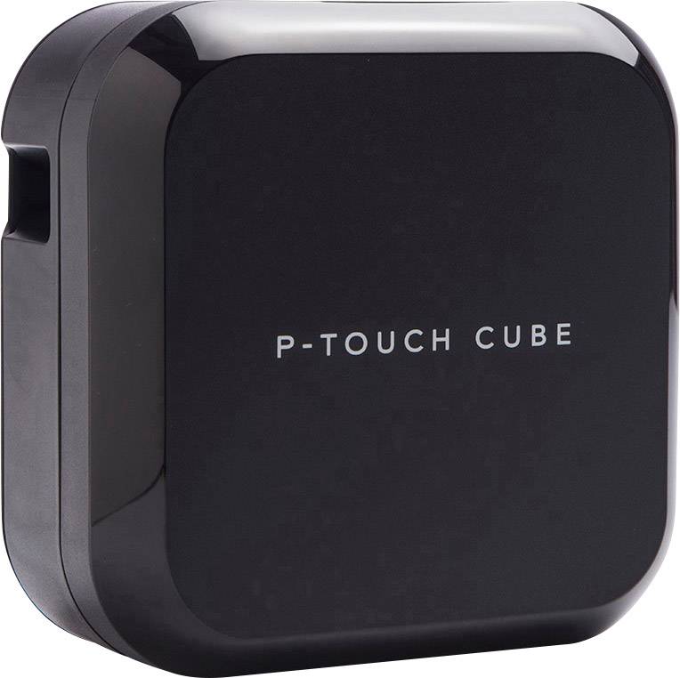 Fekete P-Touch Cube címkenyomtató sima, négyzet alakú formával és lekerekített sarkokkal. A 'P-TOUCH CUBE' felirat a készülék elülső oldalán.