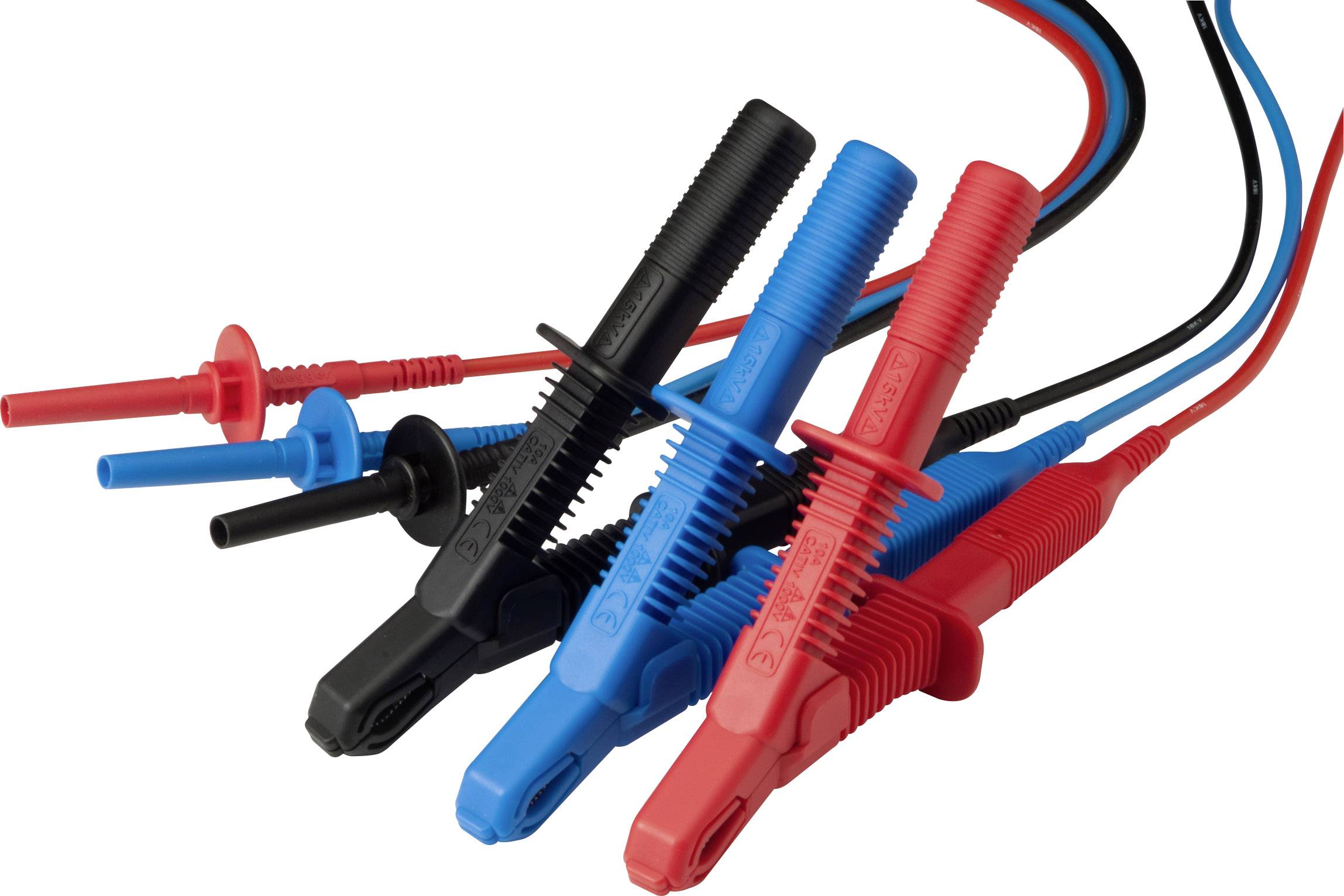 Mérővezetékek piros, kék és fekete színben, mérőhegyekkel és krokodilcsipeszekkel, elektromos mérésekhez használva.
