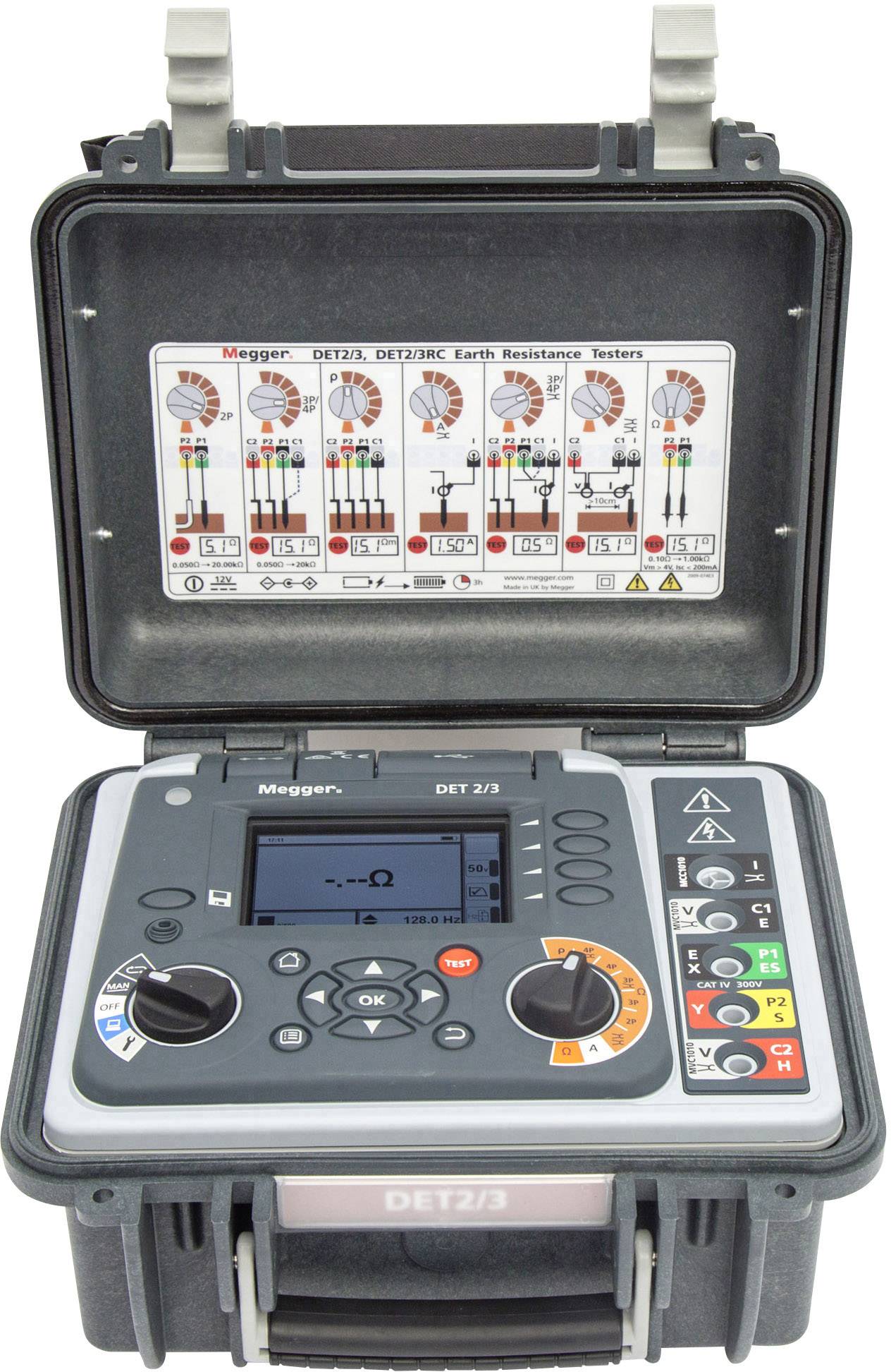 Egy digitális földellenállás-mérő nyitott dobozban, kijelzőképernyővel és kezelőpanellel. Útmutatások a fedélen.