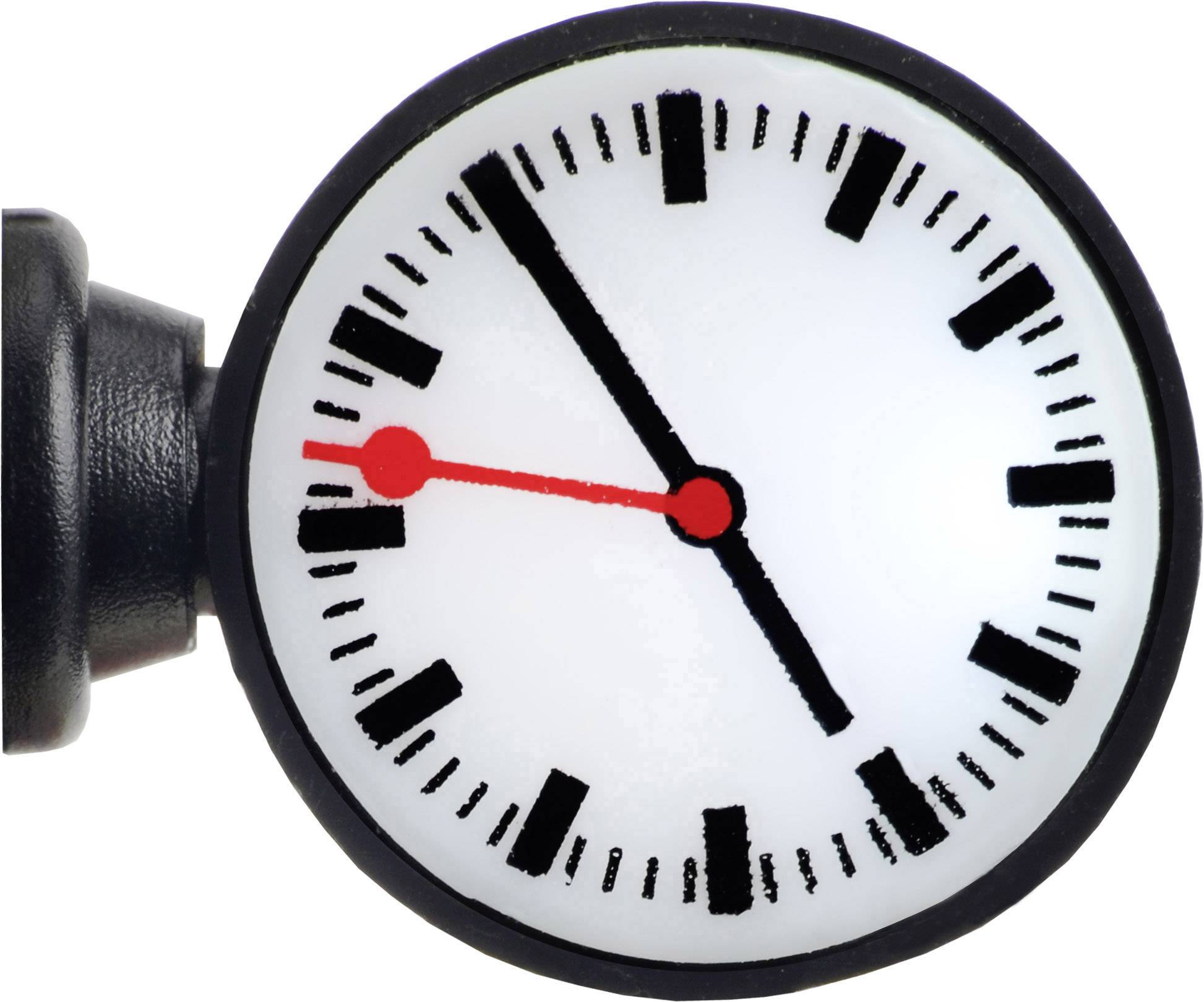 Egy kerek pályaudvari óra fehér számláppal, fekete óra- és percjelzésekkel, piros mutatókkal, amelyek négy órára mutatnak.