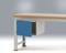 Munkaasztal laboratóriumi felhasználásra, kék zárható fiókkal a bal oldalon, erős fémkerettel és világos fa asztallappal.