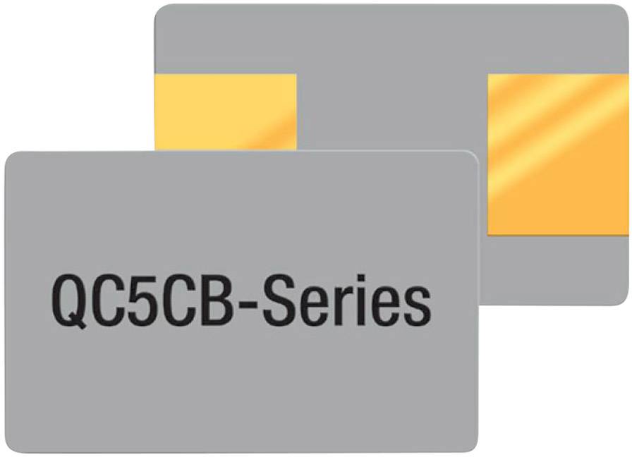 Egy „QC5CB-sorozat" feliratú chip arany csatlakozóval.