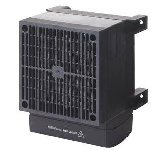 Egy fekete-szürke elektromos fűtőventilátor szellőzőráccsal, téglalap alakú, amelynek alsó felén egy figyelmeztető felirat olvasható: 'Forró felület - Kerülje az érintést'.