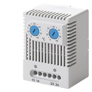 Egy fehér, téglalap alakú elektromos termosztát, amely két kék forgatógombbal rendelkezik a hőmérséklet Celsius-fokban történő beállításához. A csatlakozók alul találhatók.