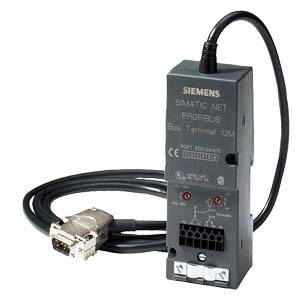 Egy Siemens SIMATIC NET PROFIBUS busz terminál 12M csatlakoztatott kábellel és soros interfésszel, amelyet gyakran használnak ipari automatizálásban.
