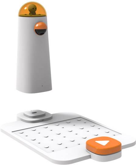 Egy fehér, hengeres robot áll egy narancssárga gombbal ellátott téglalap alakú, lapos platform mellett.