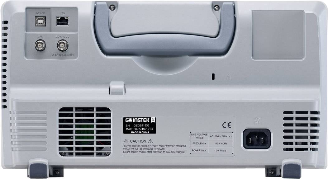 Egy elektronikus eszköz hátoldala fogantyúval, csatlakozókkal és információs táblával. A GW Instek által gyártott eszköz figyelmeztető felirattal.