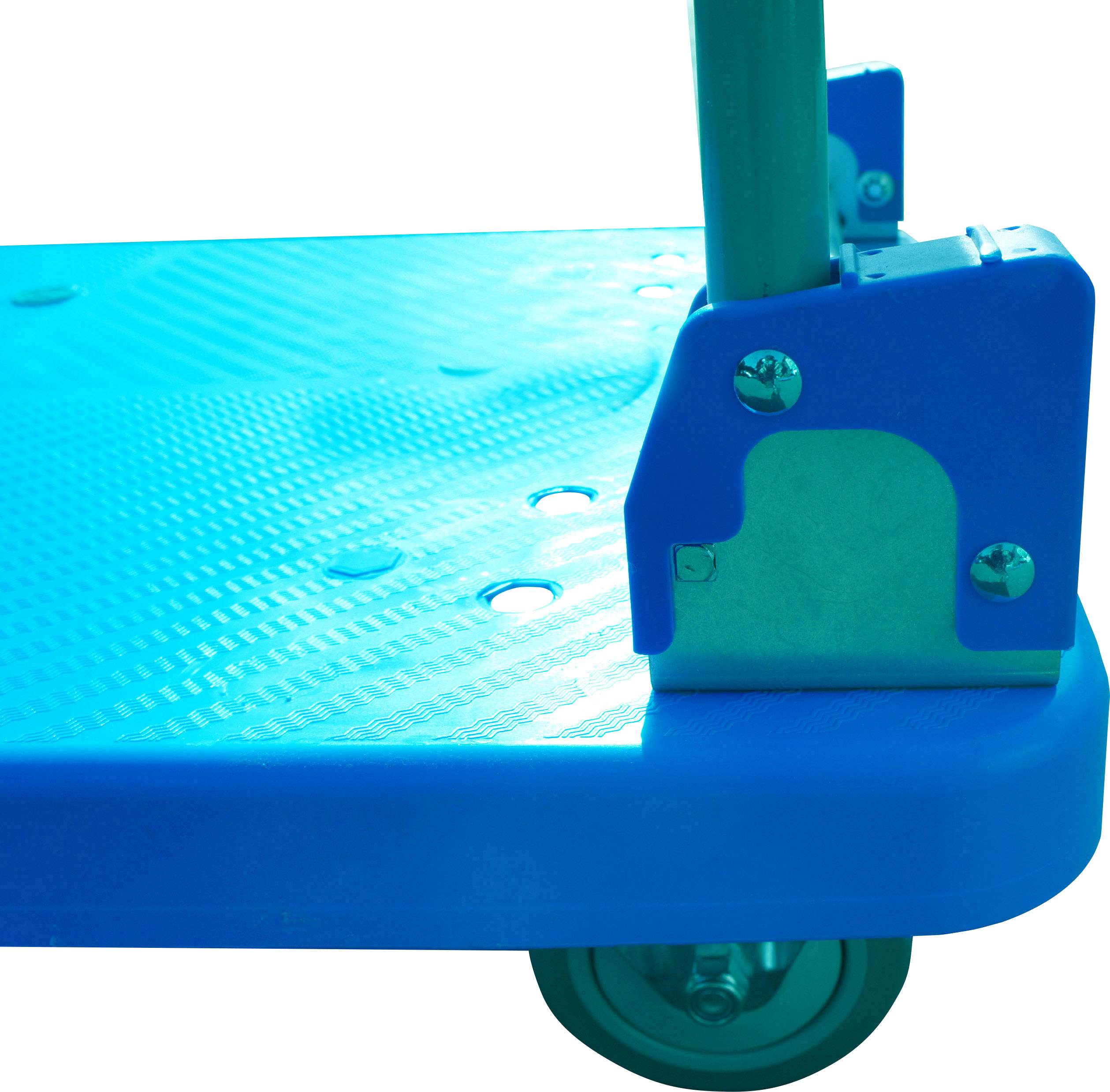 Egy kékplatós targonca közeli felvételen, fémrúddal és egy kerékkel. Nehéz áruk szállítására szolgál.