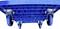 Kék raklap négy kerékkel, alulnézetből fotózva. Alkalmas nehéz áruk szállítására, ideális raktári és logisztikai felhasználásra.