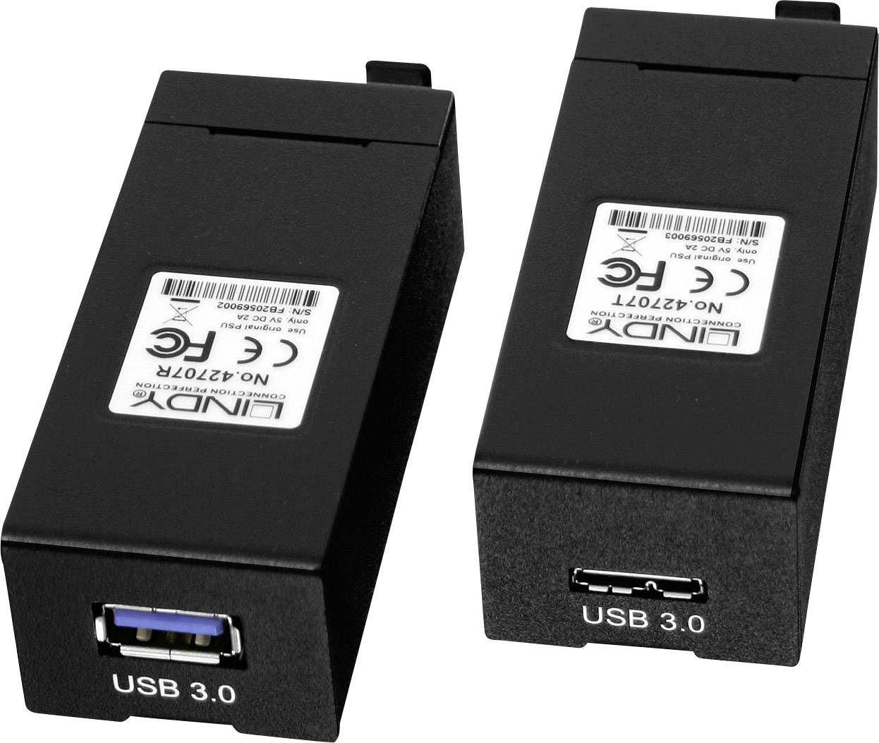 Két fekete USB 3.0 adapter, az egyik az USB-csatlakozót mutatja, a másik pedig a műszaki információkat és tanúsítványokat tartalmazó matricákat.