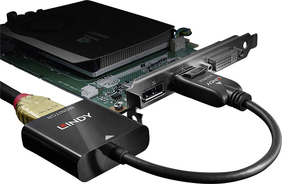 Egy LINDY márka grafikus kártya csatlakoztatott HDMI és DisplayPort kábelekkel. Számítógépes műszaki hardver.