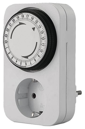 Egy mechanikus időkapcsoló 24 órás állítókerékkel és csatlakozóaljzattal, amely elektromos készülékek automatikus vezérlésére szolgál.