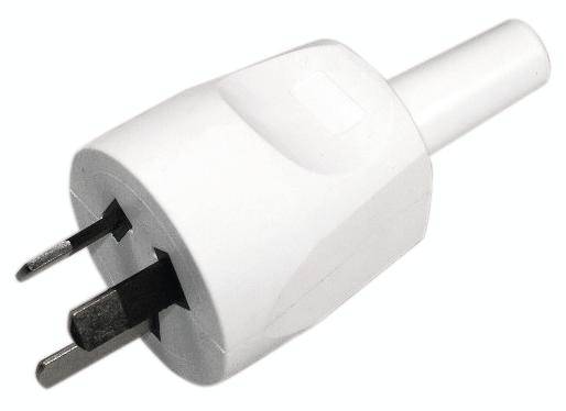 Egy fehér Schuko dugalj adapter, amely átalakítja a csatlakozó típusokat, két fém érintkezővel és védőföldeléssel, fehér háttér előtt.