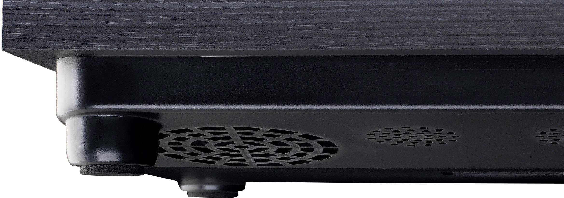 Fekete készüléktalp szellőzőnyílásokkal és négy kerek lábbal, alkalmas bútorokhoz vagy elektronikai eszközökhöz.