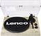 Egy Lenco feliratú lemezjátszó fa asztalon, amelynek hangkarja jobbra látható.