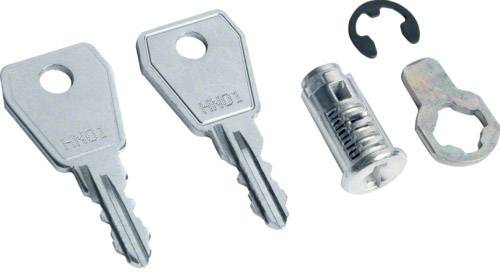 'Két kulcs, egy zárszerkezet és egy alátét. A zárszerkezet részben szétszerelve mutatja a rugókat és a csapokat.'