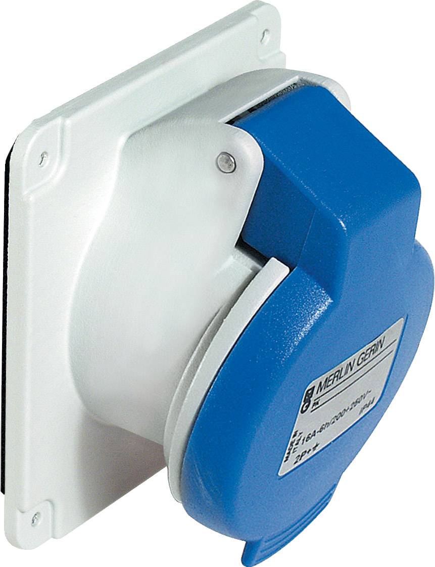 Kék elektromos dugasz fehér fali tartón, ipari áramcsatlakozásokhoz használva.