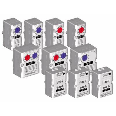 Tíz szürke elektronikus eszköz, részben digitális kijelzővel és színes gombokkal, különböző számokat és szimbólumokat jelenít meg.
