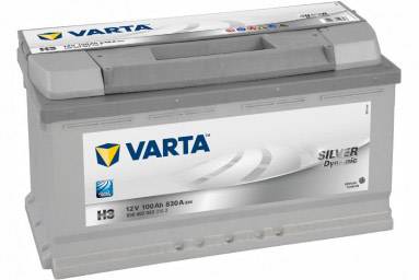 Varta Silver Dynamic márkájú autóakkumulátor, 12V, 100Ah, 830A, H3, szürke háttérben.