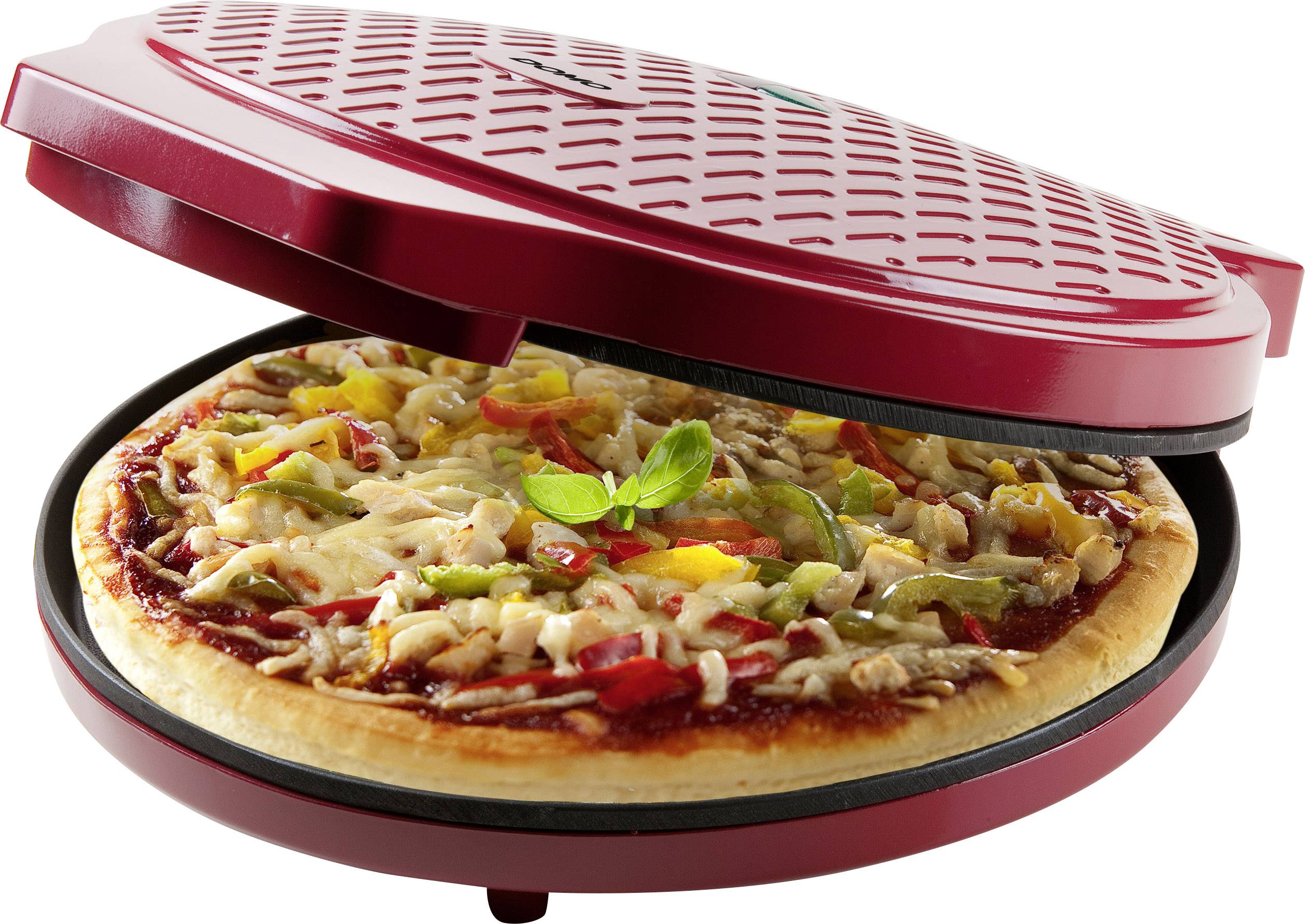 Egy pizza színes zöldségekkel és sajttal egy kerek, piros pizzasütőben sül.