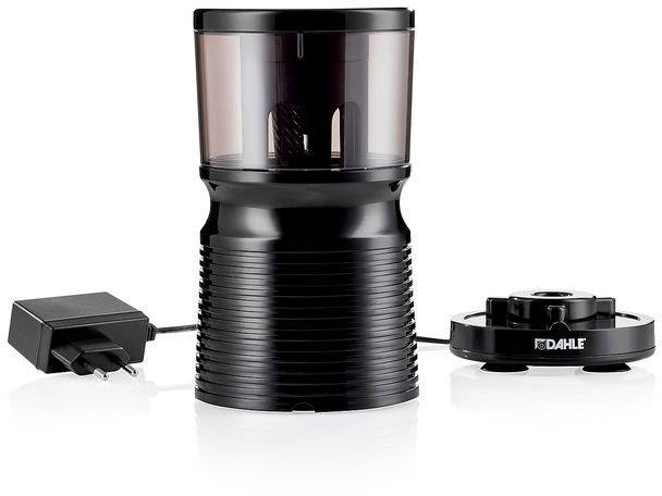 Fekete dizájnú elektromos ceruzahegyező hálózati adapterrel, íróasztalon történő használatra, precíz ceruzahegyezéshez.