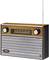 Egy retró rádió fa hatású burkolattal, két forgatógombbal és antennával. A frekvenciakijelzőn az FM sáv 88-tól 108 MHz-ig látható.