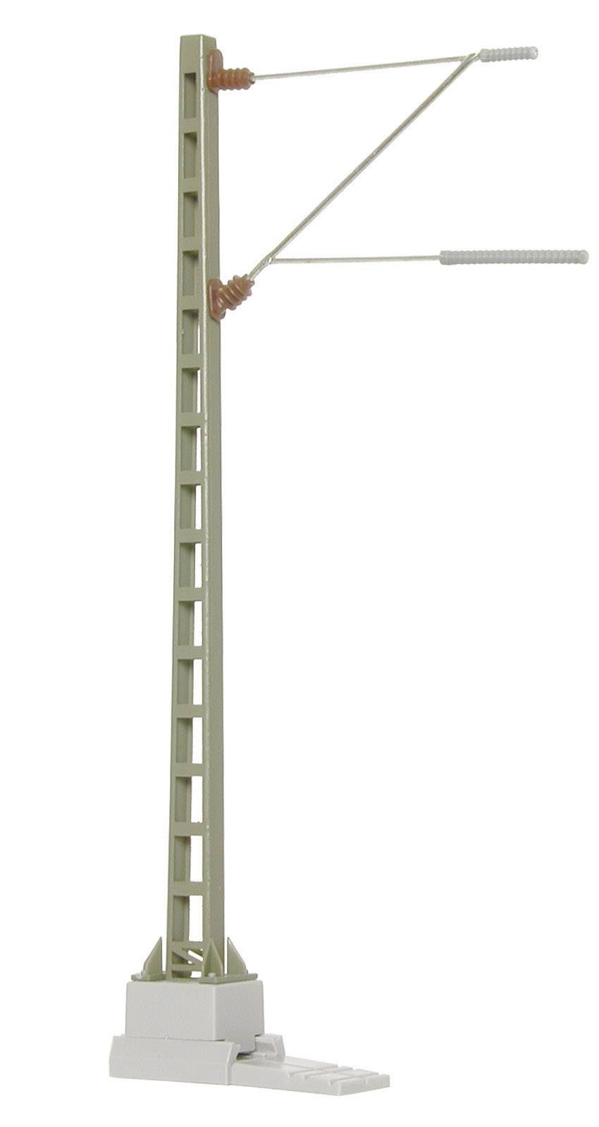 Egy elektromos felsővezeték-oszlop modell, két keresztirányú huzallal, fehér talapzaton felállítva.