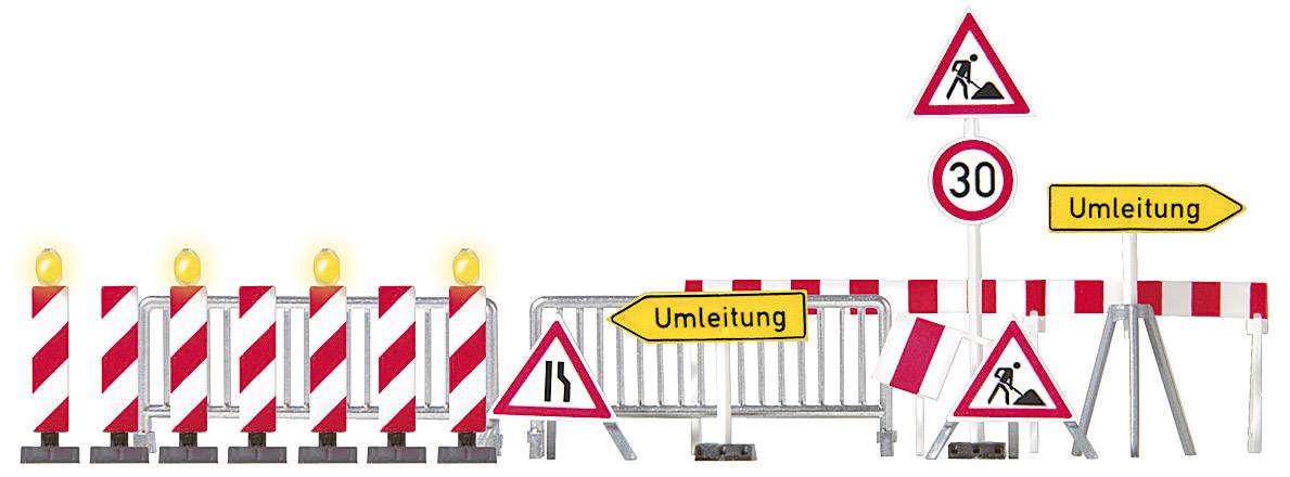 Több közlekedési tábla és útlezárás: 'Kerülő', '30' és munkaterületi szimbólumok jelzik az útlezárást.