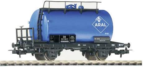 Egy kék tartálykocsi modell 'ARAL' logóval a síneken. A kocsi részletei precízek és realisztikus ábrázolást mutatnak.