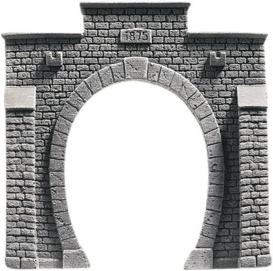 1875-ös évszámmal ellátott, kőből készült kapuív, amelyet téglafallal körülvett történelmi épületszerkezet övez.